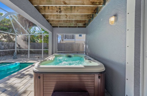 Englewood Villa | Multiple Families! 3 min walk to Beach, Jacuzzi, Heated Salt Wtr Pool, Game room
