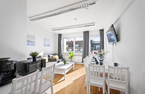 Ludwigsvorstadt-Kliniken Apartment | Munich Gem - 2 Bedroom Alpine View Tranquility