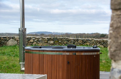 Llanddaniel Fab Cottage | Murmur y Coed - sleeps 5 guests in 2 bedrooms