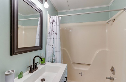 Unaka Cottage | Murphy Cottage w/Screened-In Porch - Pets Welcome