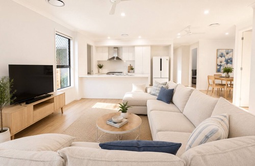 Murrumba Downs House | Murrumba Manor | Elegant Family Escape