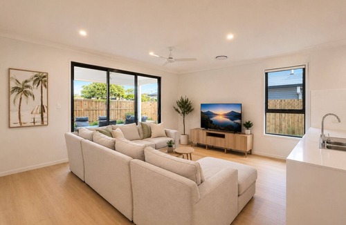 Murrumba Downs House | Murrumba Manor | Elegant Family Escape