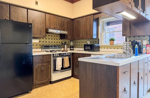 Duquesne House | MUST SEE! Pittsburgh Mansion: 10 Bedrooms, 20 Beds