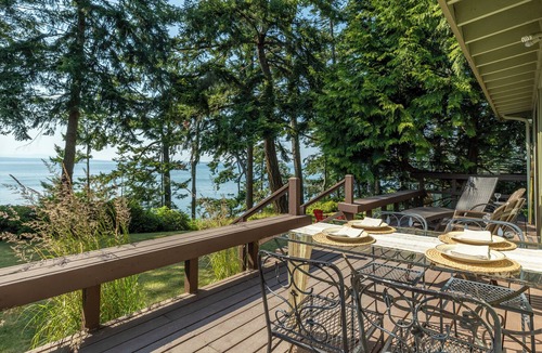 Freeland Cabin | Mutiny Bay Waterfront Cabin