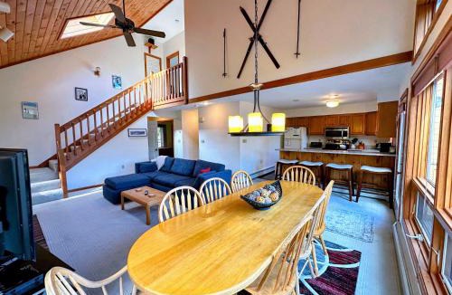 Carroll House | MWP69 Spacious 5-bedroom condo, partial Notch views, 2 min to skiing!