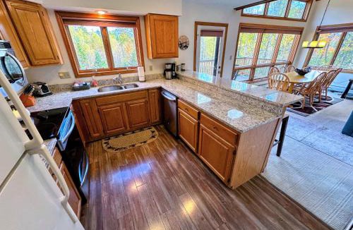 Carroll House | MWP69 Spacious 5-bedroom condo, partial Notch views, 2 min to skiing!