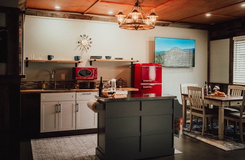 Merlin Apartment | MyFarm Stay/Rustic Barn Charm with Modern Comforts/walk to dining. Pet-Friendly!