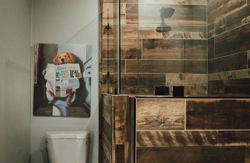 Merlin Apartment | MyFarm Stay/Rustic Barn Charm with Modern Comforts/walk to dining. Pet-Friendly!