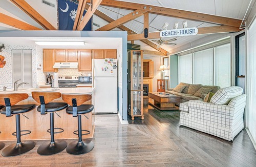 Surfside Beach House | ‘Myrtle Beach Tree House' w/Deck ~ 7 Mi to Beach!