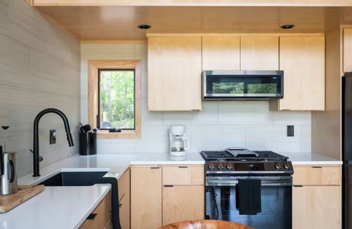 Cable House | Mysa Meadow House - Modern Ski/Bike Nature Oasis