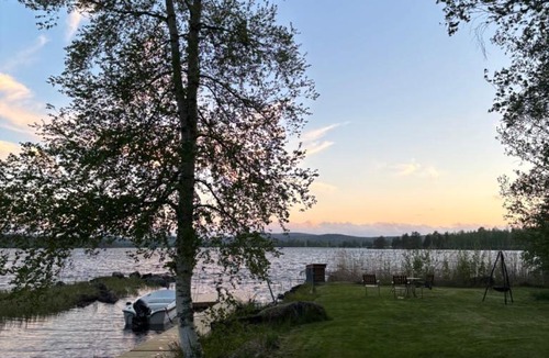 Grangarde House | Mysig timmerstuga med sjötomt