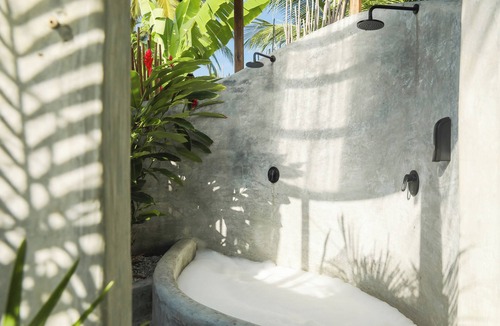 Historic Center Bed & Breakfast | Nómada Tayrona - Riverfront Boutique Glamping - AC - Hot water - Private garden.