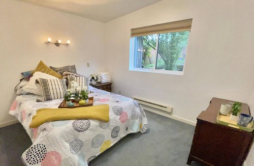 Pinehurst House | N Seattle home - Master Suite & Large living spaceN西雅图家-主卧套房和大型起居空间