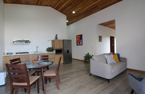 La Lindora House | Nambi Monteverde
