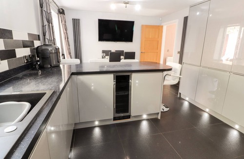 Wrexham Cottage | NANT HOUSE, pet friendly, with hot tub in Gwersyllt