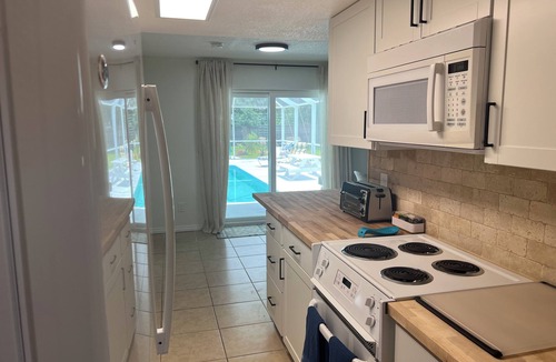 Edgewater House | Naomi’s pool, river & beach getaway