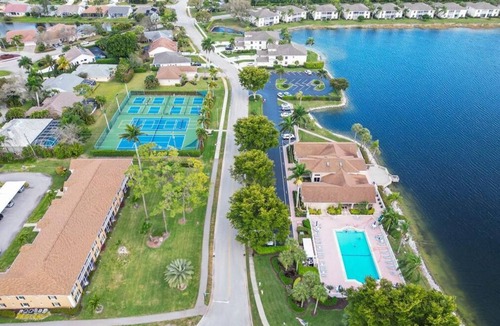 Crown Pointe Villa | Naples Modern Oasis is 4 miles to 5th Avenue South shopping & dining