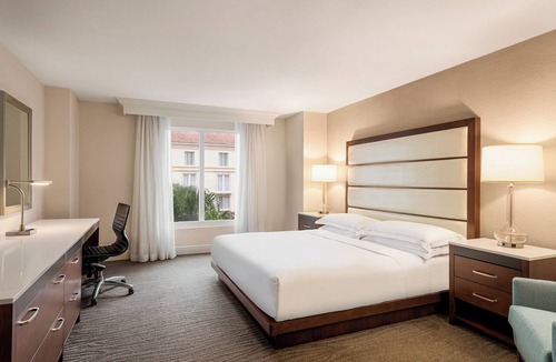 Park Shore Hotel | Naples Vacation Awaits! Elegant King Unit, Pool, Short Drive to the Beach
