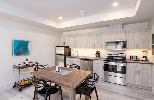Okanagan-Similkameen Bed & Breakfast | Naramata Dreaming: Heated Pool & Panoramic Lake Views
