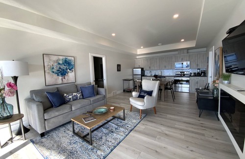 Okanagan-Similkameen Bed & Breakfast | Naramata Dreaming: Heated Pool & Panoramic Lake Views