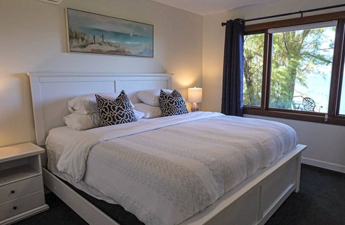 Okanagan-Similkameen Bed & Breakfast | Naramata Suite Dreams B&B, Two bedrooms, living room, kitchenette, bathroom