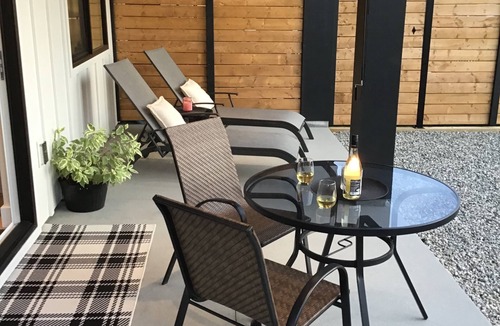 Okanagan-Similkameen Apartment | Naramata Sunset Oasis : Couples romantic getaway.