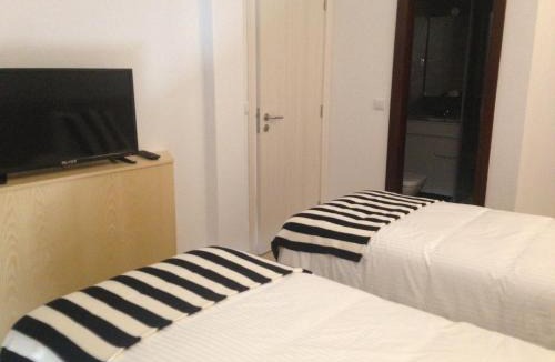 Fatima House | Nas Palhas Deitado
