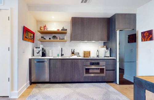 Rainey Street Historic District Apartment | Natiivo Sky Cottage king studio with balcony & rooftop pool