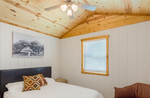 Temecula Cabin | Native Falls Cabin (1BR Rustic) - Lakeview 1 bedroom, 1 bath Rustic Cabin
