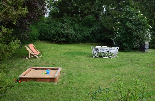 Malzow Apartment | Nature and tranquillity - in a historic thatched farmhouse with a large garden