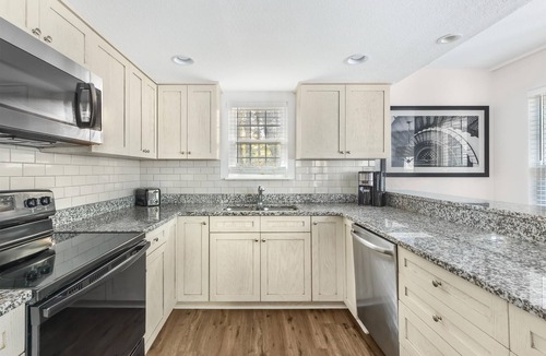 Sea Scape Hotel | Nature-Focused 4BR Loft Suite: In-Room Laundry near Kitty Hawk Woods Reserve