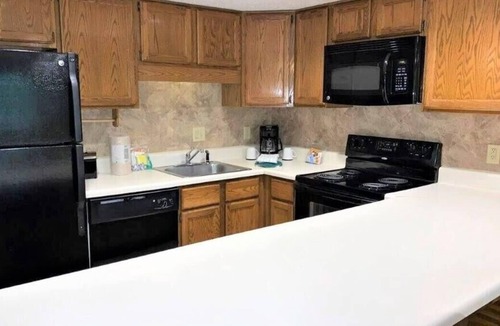 Sapphire Resort | Nature is Calling! 2 Convenient Units with Kitchen, 3 Pools, Free Parking