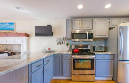 Mashpee House | Nature Lover's Pondside Getaway