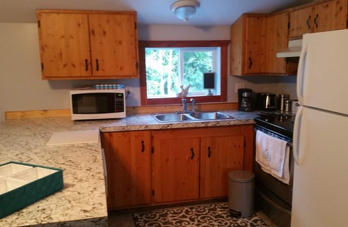 Regional District of Nanaimo Cottage | nature 's loft 650 sq ft with open deck and outside fire pit