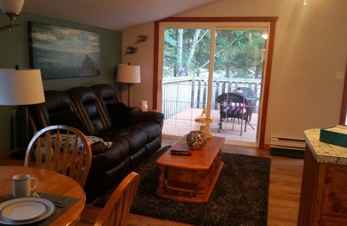 Regional District of Nanaimo Cottage | nature 's loft 650 sq ft with open deck and outside fire pit