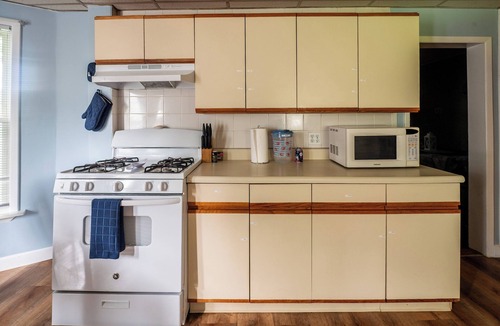 East Shore Apartment | Nautical 3BR Sleeps 8 @ Tweed Airport W/Fire Pit + Smart TVs Near Beach & Yale