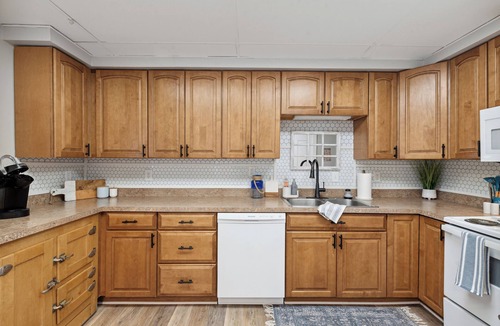 Maumee House | Nautical abode Uptown Maumee by River-BLUE Side!