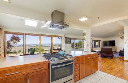 Humboldt Hill House | ⚓️ 🌊Nautical Escape- Bay Views, Patio, Near HWY101