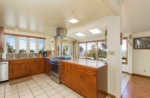 Humboldt Hill House | ⚓️ 🌊Nautical Escape- Bay Views, Patio, Near HWY101