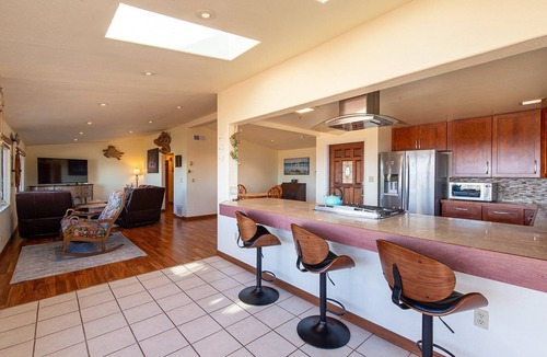 Humboldt Hill House | ⚓️ 🌊Nautical Escape- Bay Views, Patio, Near HWY101