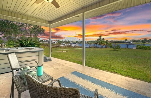 Callaway House | Nautical Nirvana at the Hugh House ~ Bayfront Retreat with Dock, Hot Tub