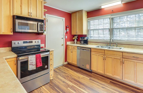 Fox Hill - Grandview House | Near Beaches, Base & Bay! Hampton Home w/Backyard