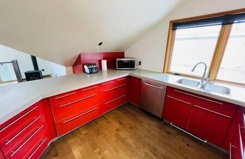 East Kootenay Apartment | Near Brewery/4 Bedrooms/2 Bathrooms/Stylish