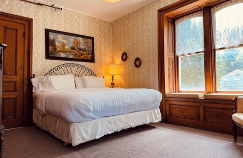 Cherry Valley Bed & Breakfast | Near Cooperstown – 10-BR Mansion w/Private Chef Meals & Team Party Allowed