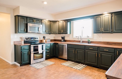 Springfield House | Near Dave Chappelle's Summer Camp. Sleeps 14+Hot Tub
