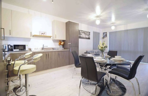 Canning Town Apartment | Near Dlr station -WiFi -Parking -Pets -Sleeps 5