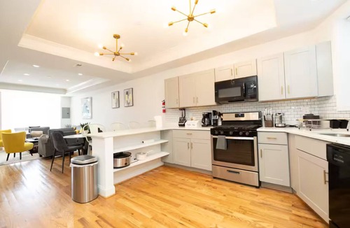 Le Droit Park House | Near Downtown Large 3 bdm apt 2 balconies parking