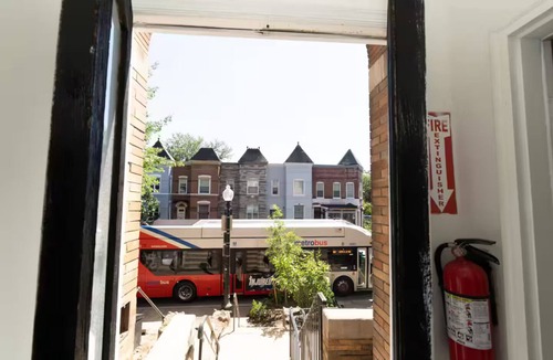 Le Droit Park House | Near Downtown Large 3 bdm apt 2 balconies parking
