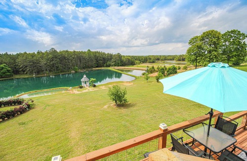 Bryant Apartment | Near Fall Foliage: Retreat w/Hot Tub in Alabama