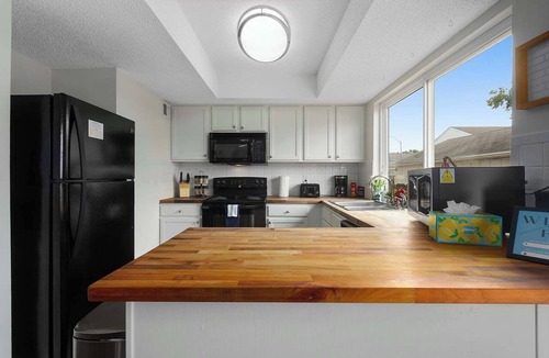 Grandview House | Near FIFA Fan Fest, Stadium!Sleeps 10 Pets Ok